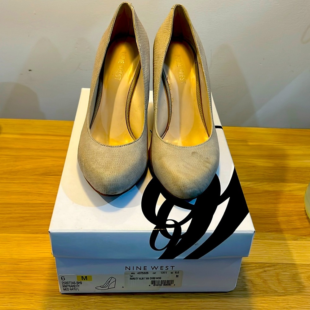 Nine West beige wedge pump